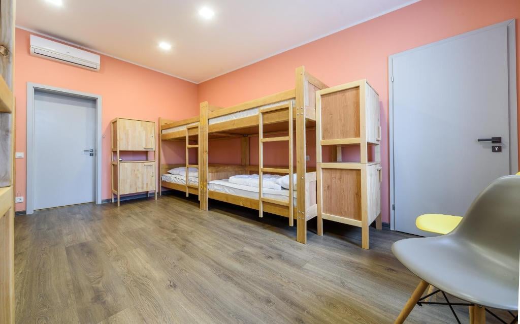 Жіноча Friday Hostel